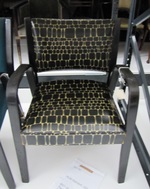 Armlehnstuhl mit schwarz-weiß gemustertem Plastik-Bezug