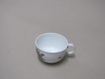 Teetasse mit Früchten und Blumen