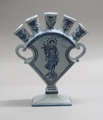 Stengelvase mit "indianischen" Blumen und Immaculata