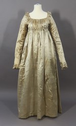 Empirekleid mit eckigem Ausschnitt und überlangen Ärmeln