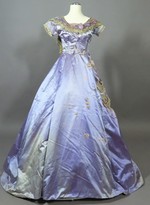 2-teiligesGesellschaftskleid mit separatem Kragen aus lila Satin