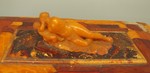 Bernsteinkästchen mit liegender Frau auf dem Deckel
