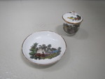 Deckeltasse mit Bauernhof und Untertasse mit Ruine an Teich