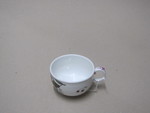 Teetasse mit Früchten und Blumen