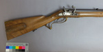 Jagdgewehr mit Namenzug J.R. auf silbernem Schild am Kolbenhals