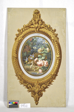 Füllstück mit Blumenstillleben, Korb und Blaumeisen
