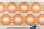 1970er: Dekortapete mit geometrischem Rautenmuster rot-orange-pink