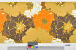 1970er: Blumendekor aus großen Blüten in Orange, Auberginefarben, Beige und Weiß auf dunkelbraunem Grund