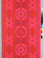 1970er: Dekortapete mit floralem Ornamentdekor in Streifen angelegt, in Pink, Rot und Violett aus der Kollektion "arte 2"