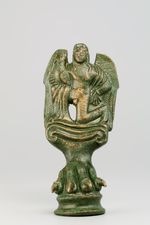 Fuß einer Ciste: Raubtierpranke mit Eros