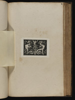 Ornament mit zwei Sphingen und einem geflügelten Mann