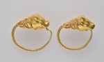 Paar goldene Ohrringe mit Stierköpfen