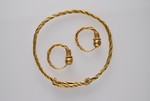 Ensembe Armreif und Paar goldene Ohrringe