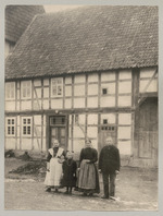 Familie Wetzel vor ihrem Wohnhaus