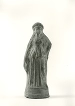 Stehende langgewandete Frau