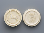 Döschen mit Spiegelmonogramm auf dem Deckel und Pferd auf dem Boden