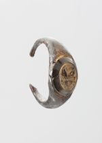 Ring mit Sardgemme, darauf eine Vase mit zwei Adlern