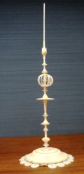 Zierständer mit langer Nadelspitze