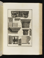 Verschiedene Kapitelle und andere Architekturornamente