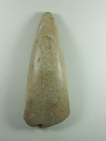 spitznackiges Steinbeil