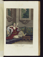 Türkische Frau, die auf dem Sofa raucht