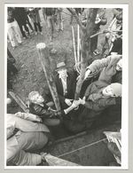 Pflanzung des ersten Baumes vor dem Fridericianum durch Joseph Beuys, Fotodokumentation "7000 Eichen", documenta 7