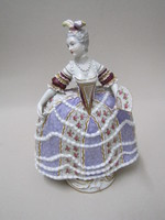 Krinolinendame mit Fächer und Federkappe