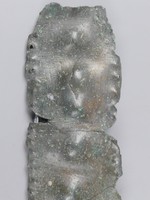 verziertes Bronzeblech mit aufgerollten Enden