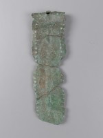 verziertes Bronzeblech mit aufgerollten Enden