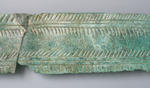 fragmentiertes verziertes Bronzeblech mit aufgerollten Enden