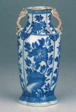 Henkelvase mit den Blumen der vier Jahreszeiten: Pflaume, Paönie, Lotos und Chrysantheme