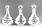 Flasche mit ornamentalisiertem Blütenzweig