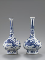 Langhalsflasche mit Drachen und Glücksperle
