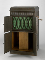 Plattenspieler mit Schellackplatte, "Schrank-Sprechmaschine"