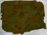 Goldledertapete mit Blumenmotiven auf grünem Flock